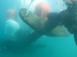 Крымские спасатели подняли со дна моря столетний пятитонный якорь Холла (ФОТО)