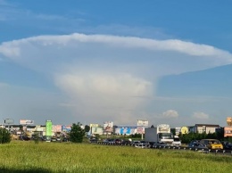 В небе над Киевом заметили облако в форме гриба