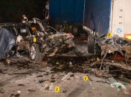 На трассе Днепр-Запорожье Nissan влетел в фуру: погибли двое взрослых и ребенок