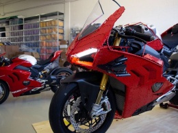 Итальянский художник собрал из конструктора мотоцикл Ducati (ВИДЕО)