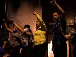 "Cвихнувшаяся толпа леваков" - Трамп о протестующих BLM