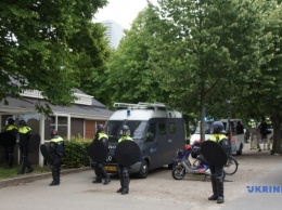 В Гааге полиция применила водяные пушки на "антикарантинной" акции