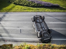 В Эстонии непристегнутый украинец разогнался до 230 км/час при норме в 50, врезался в мост и погиб. Фото