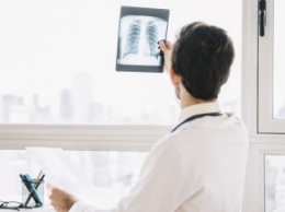Есть другая причина: врачи выяснили происхождения рака легких у некурящих