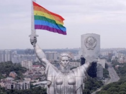 "Мать поймет и поддержит": активисты ЛГБТ в Киеве украсили Родину-мать радужным флагом