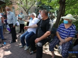 Возле диспансера в Харькове произошли столкновения между полицией и чернобыльцами