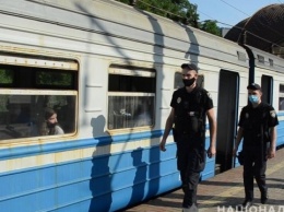 Столичная полиция усиленно патрулирует вокзалы и электрички