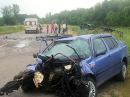 На Луганщине полицейский за рулем Volkswagen столкнулся с автобусом, 9 пострадавших