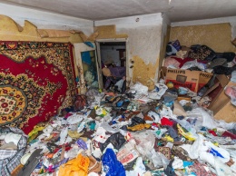 В Кривом Роге пенсионерка завалила свою квартиру мусором: в доме развелись крысы