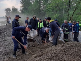 В Черновицкой области прорвало две дамбы, десятки людей бросились укреплять берег подручными средствами. Фото