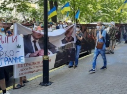 Под Офисом генпрокурора митинговали против сети торговли наркотиками россиянина Щипцова