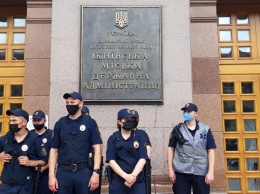 Под мэрией Киева бастуют врачи, которые лишились зарплат из-за медреформы