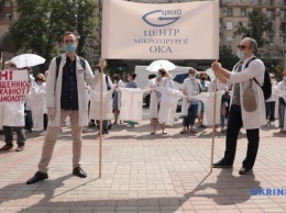 Под киевской мэрией протестуют медики