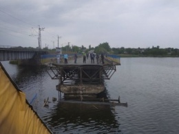 Переправа, заменяющая Алексеевский мост в Днепропетровской обл., разрушилась на следующий день после ремонта