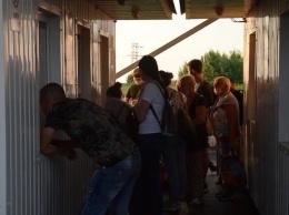 Пограничники пропустили через КПВВ «Новотроицкое» 110 человек, которые вечером прорвались из «ДНР», - ВИДЕО