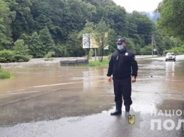 На Закарпатье паводком затопило трассу государственного значения - движение перекрыли