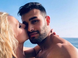 Любовь на пляже: Бритни Спирс порадовала романтичными фото с молодым бойфрендом