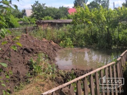 В огороде криворожанки 15 лет подряд прорывает труба, которая несколько лет принадлежит водоканалу