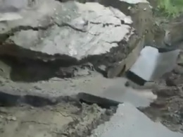 На Прикарпатье под ногами детей обрушилась размытая дорога. Момент попал на видео