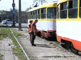 В Одессе трамвай сошел с рельсов и врезался в забор