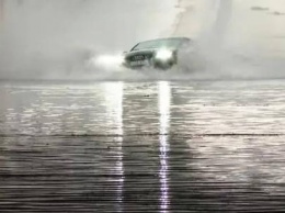 Водитель Audi не заметил огромную лужу и поплыл (ВИДЕО)