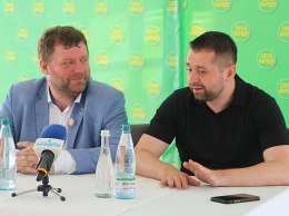 СМИ засняли, как «слуги народа» обсуждали коллегу Аллахвердиеву: Корниенко прокомментировал скандал