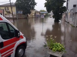 В Ровно ливень затопил улицы и дворы