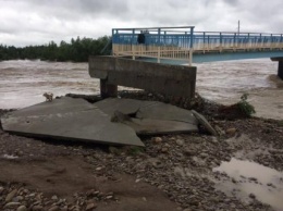 Возле Калуша снова смыло мост, который строили семь лет после прошлого наводнения