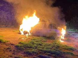 Ночью в Кривом Роге загорелась иномарка, припаркованная возле детской площадки
