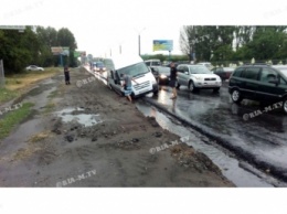 В Мелитополе в ливень автобус провалился под землю (фото, видео)