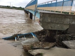 Возле Калуша паводок снес часть моста, который восстанавливали 7 лет
