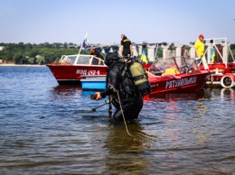 Помощь утопающему и обезвреживание боеприпаса: на пляже в Запорожье прошли учения спасателей и водолазов, - ФОТОРЕПОРТАЖ