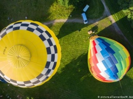 Воздушный шар стал концертной площадкой (фото)