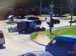 Появилось видео момента ДТП с Таврией и грузовиком в Днепре: водитель легковушки выпрыгнул на ходу