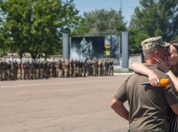 Одесская мехбригада вернулась с фронта: построение в масках, предложение руки и сердца и "Рыцарский крест" от Сашка Положинского