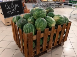 В херсонских супермаркетах стартовал сезон арбузов - цены "космос" (фото)