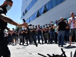 Французские полицейские сдали дубинки в знак протеста против преследования коллеги