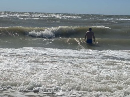 Сводки с морей - шторм не мешает отдыхающим купаться (ВИДЕО)