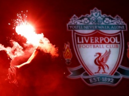 Ночь красных огней: фанаты Ливерпуля бурно праздновали долгожданное чемпионство возле стадиона (фото)