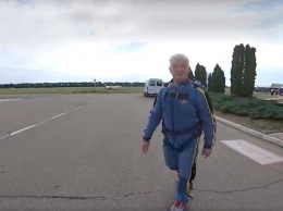 «В 70 жизнь только начинается»: мужчина совершил прыжок с парашютом