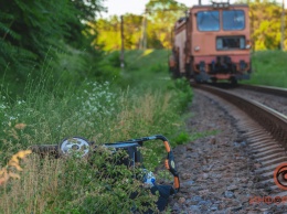 В Днепре поезд сбил коляску с полуторогодовалым ребенком: за жизнь девочки всю ночь боролись врачи