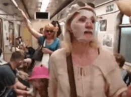 В метро в Киеве женщины убеждали пассажиров, что коронавируса не существует (видео)