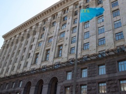 Возле здания КГГА подняли крымскотатарский флаг
