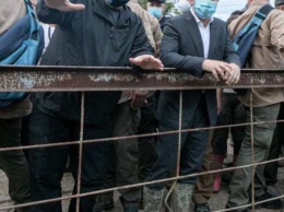 Житель Прикарпатья отдал Зеленскому свои резиновые сапоги. Фото