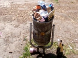 Жители Подола пожаловались на грязь и строительный мусор на новой остановке "Массив Синеозерный"