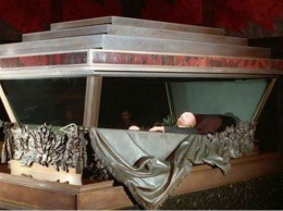 Почему у мумии Ленина почернели руки