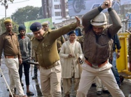 Полиция пытает и убивает людей. В Индии тысячи вышли на протесты