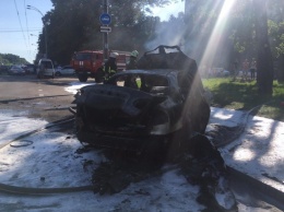 В Киеве сгорел дотла автомобиль, фото