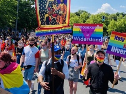 Гей-прайд, борьба с расизмом, похороны конституции. Как протестует Берлин