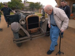 Дедушка запускает свой первый автомобиль спустя 62 года (ВИДЕО)
